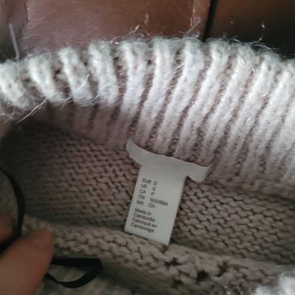 ✨️FINAL SALE✨️ pink puff drop sleeve sweater with diamond detailing - H&M small - Picture 6 of 6